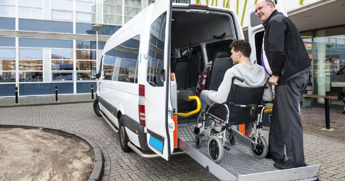 Les personnes âgées handicapées man placing UE carte de