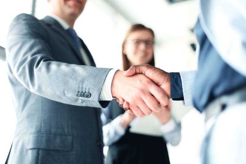 deux hommes d'affaires se serrant la main lors de la reprise d'une entreprise - business plan reprise d'entreprise