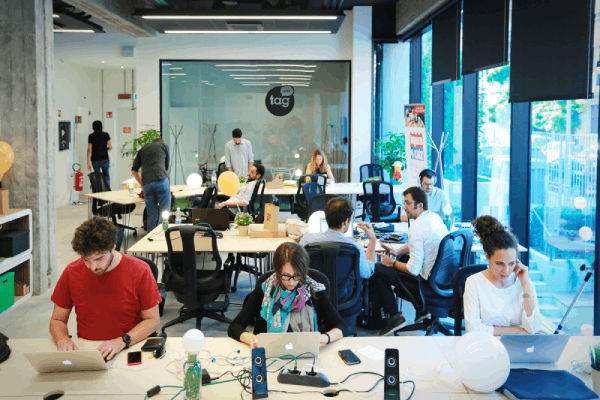 employés travaillant dans un espace de coworking open space - espace de coworking guides pratiques